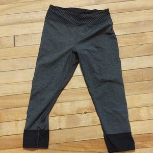Cropped grey leggings